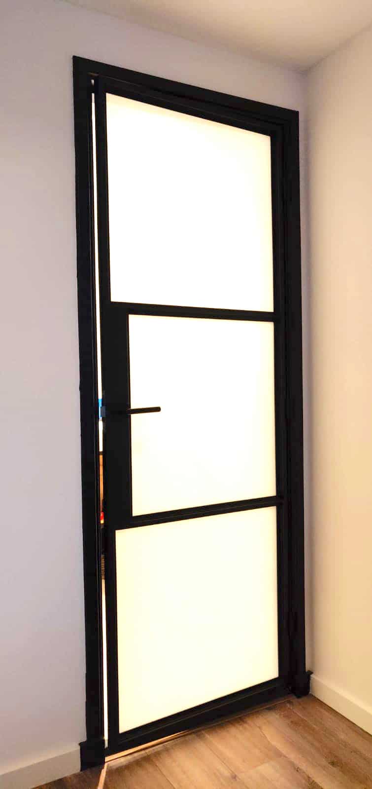Enkele pendeldeur met melkglas voor een badkamer in Den Haag