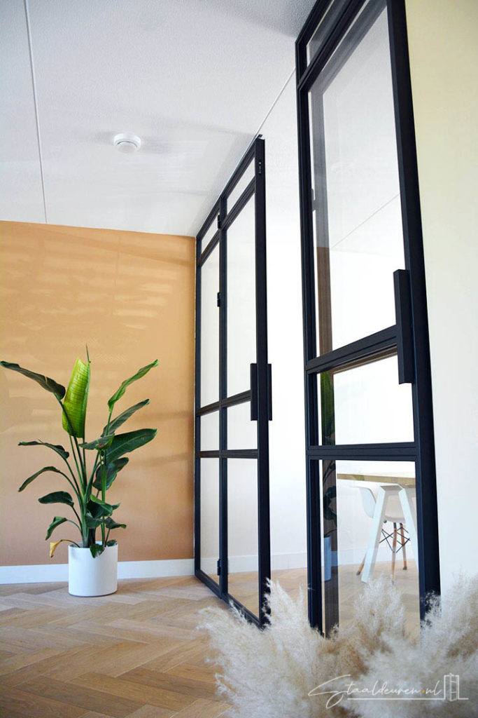 Antraciet grijze stalen wand
